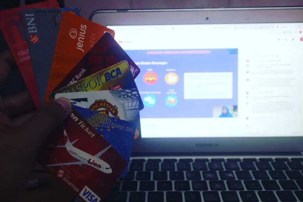 5 Keunggulan Kartu Kredit Dibanding Kartu Debit 4 Jenis kartu debit di Indonesia