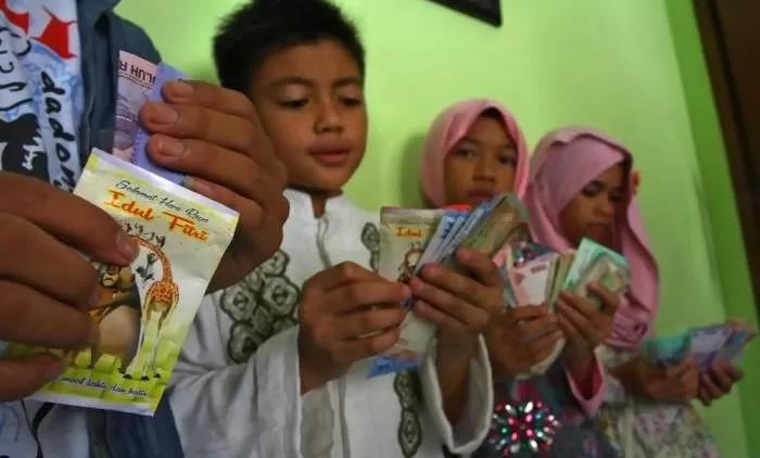 Tips Mengevaluasi Keuangan Setelah Libur Lebaran 3 Tradisi salam tempel saat lebaran