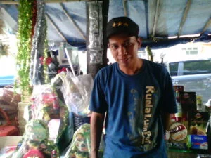 Godon di lapak keranjang parcel pelataran Stasiun Cikini
