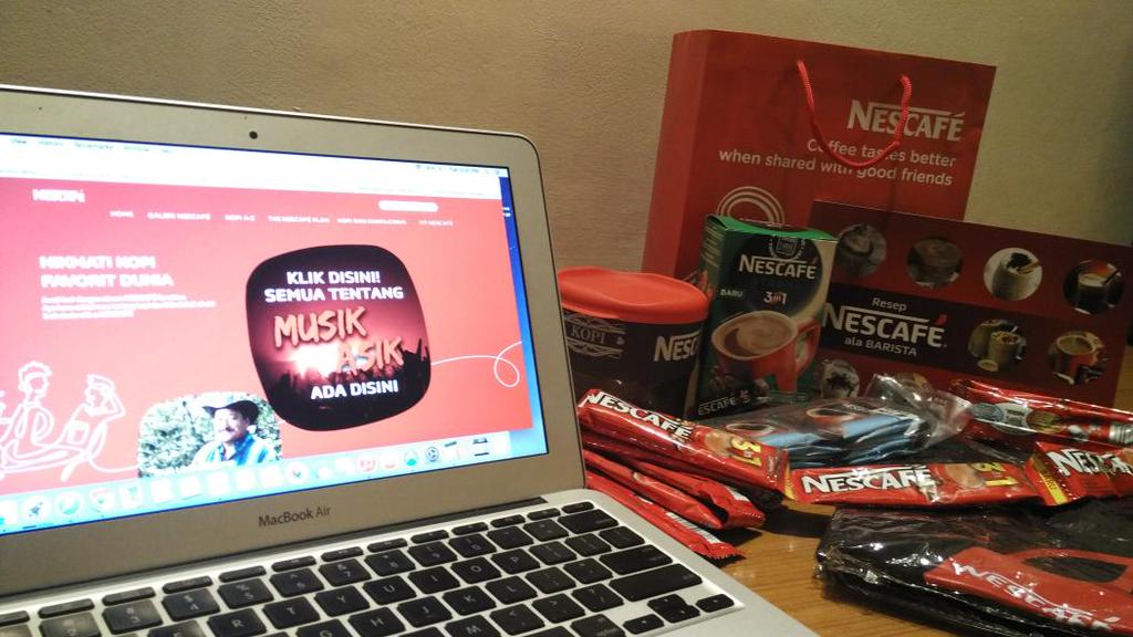 CGgbLyNUgAEHRgF.jpg large