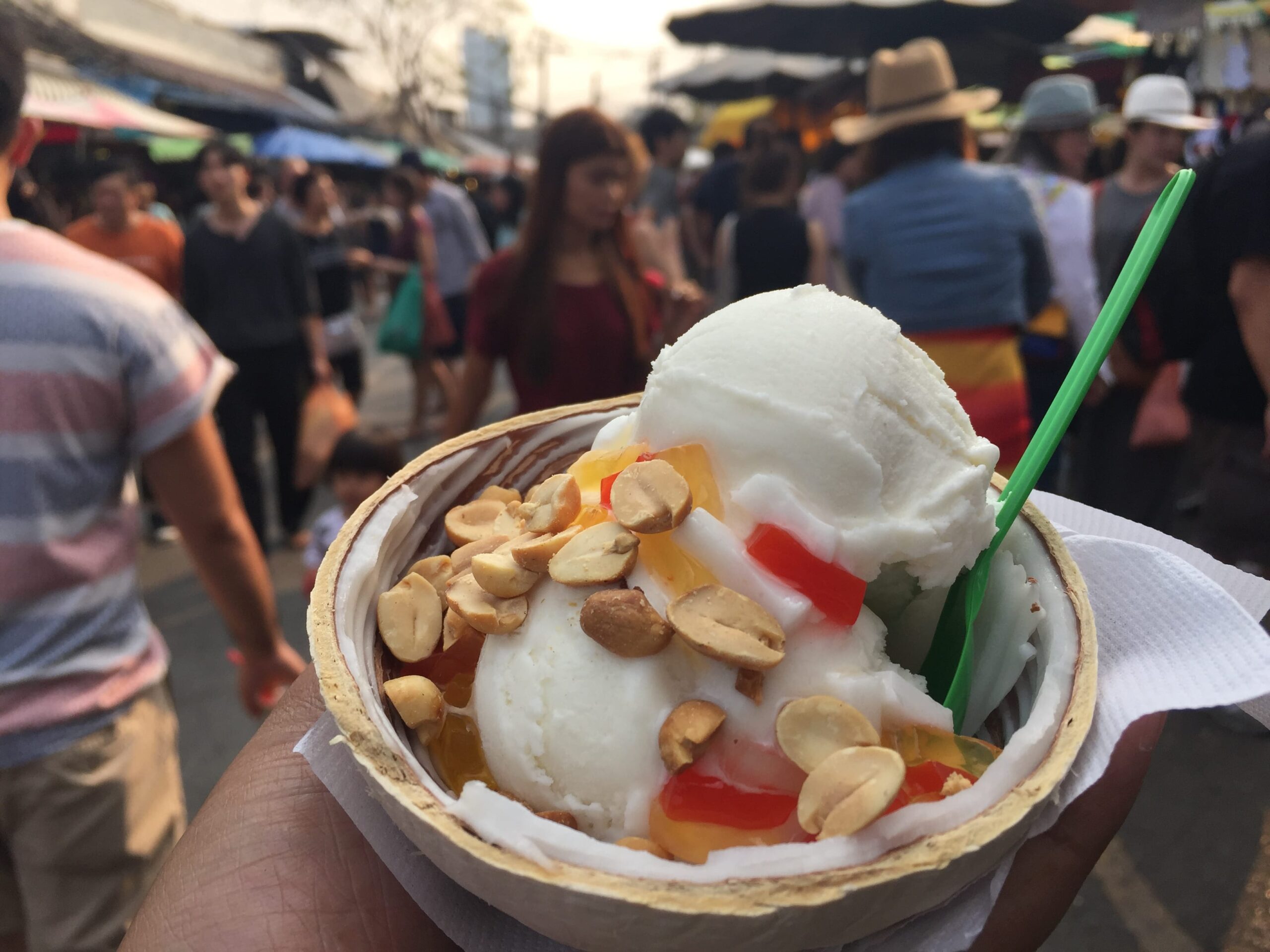 7 Surga Belanja Murah di Bangkok 6 Coconut Ice Cream di Pasar Chatuchak, Bangkok, Thailand