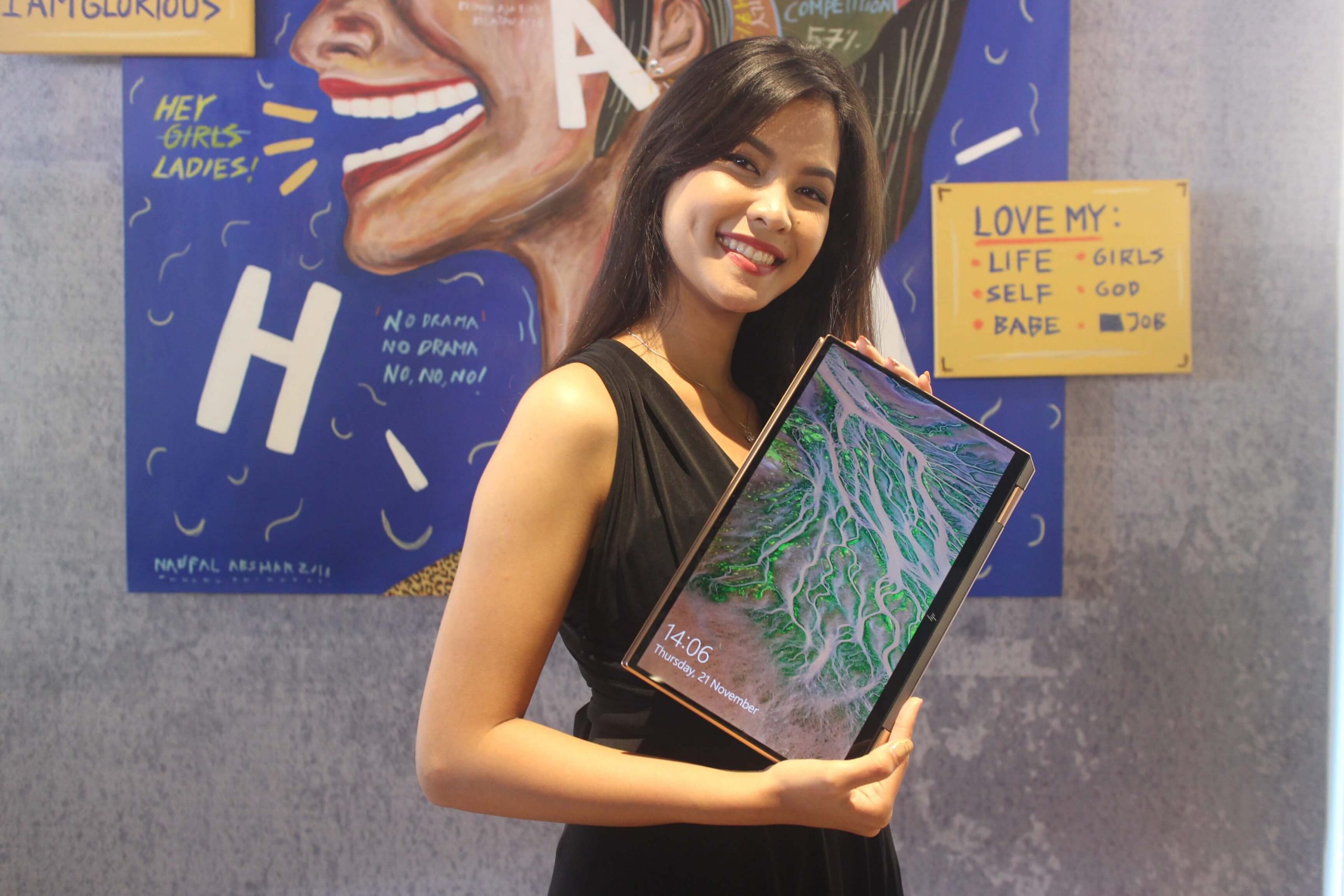 Model menunjukkan HP Spectre x360 di Hotel Alila SCBD Jakarta, Kamis (21/11). Foto: Didik Purwanto