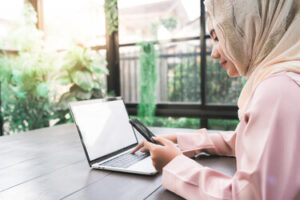 nasabah-mencoba-layanan-perbankan-syariah