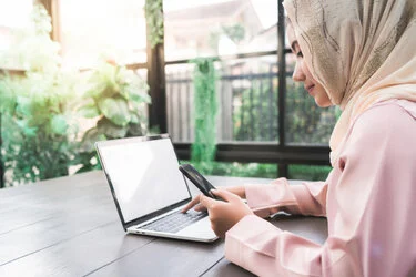 Perbankan Syariah Harus Berubah 1 nasabah-mencoba-layanan-perbankan-syariah