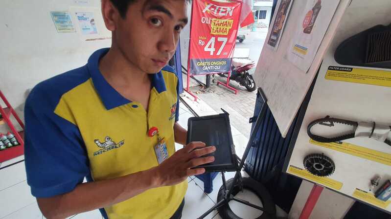 Petugas Pendataan di Planet Ban Pare