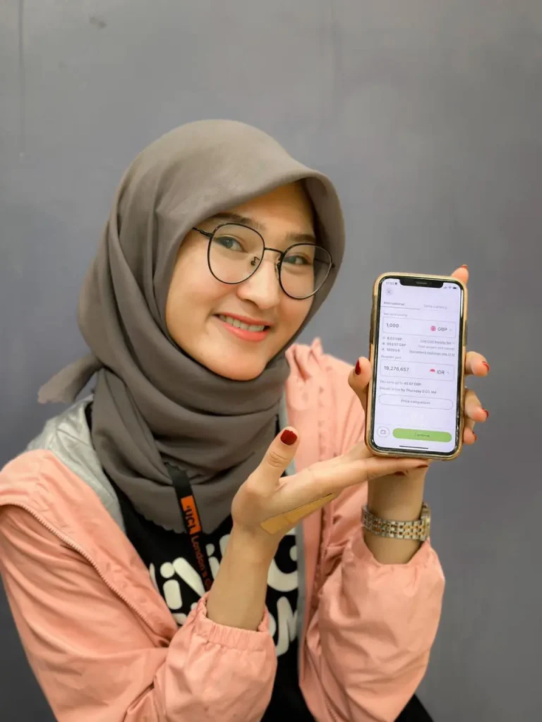 Rica Asrosa menggunakan layanan Wise untuk saling kirim biaya kuliah di luar negeri