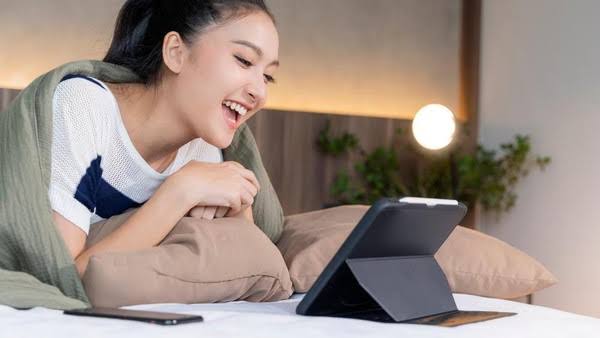 Risiko streaming aplikasi konten ilegal bola