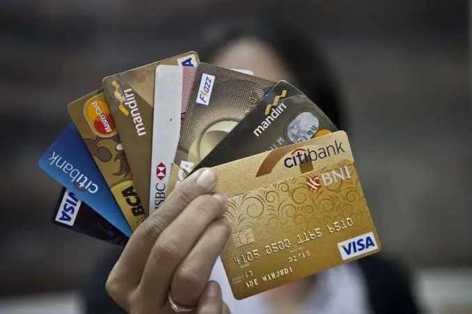 Keunggulan kartu kredit dibanding kartu debit