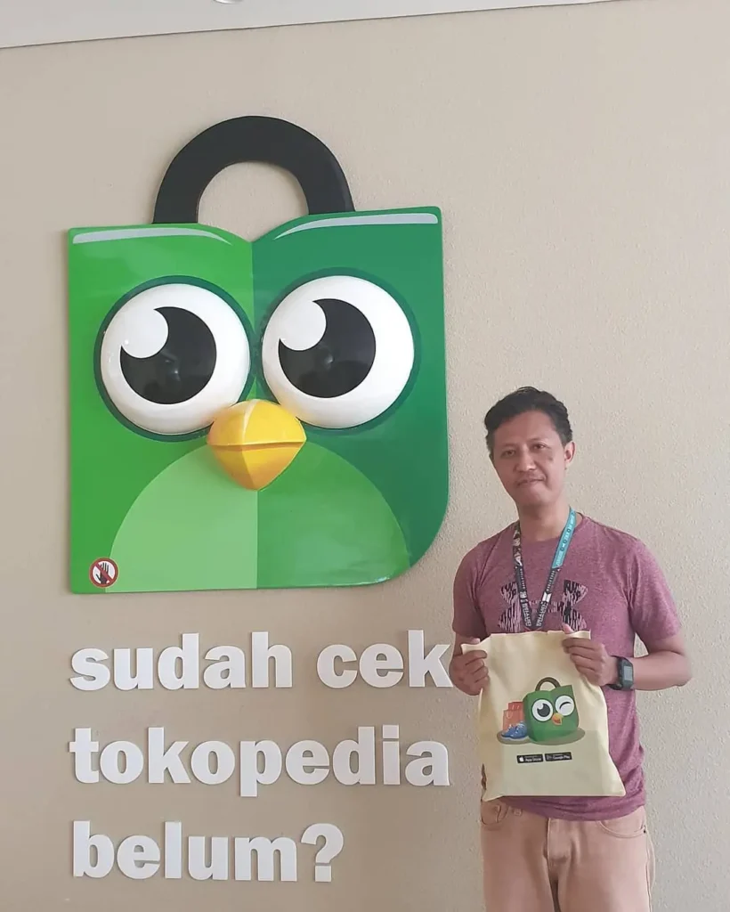 5 Keunggulan Kartu Kredit Dibanding Kartu Debit 5 Berkunjung ke kantor Tokopedia