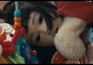Review Sinopsis Film Jepang Dollhouse : Boneka Horor Pengganti Anak