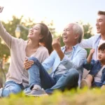Cara Mengatur Keuangan Sandwich Generation: Dilema Atur Gaji untuk Keluarga & Diri Sendiri
